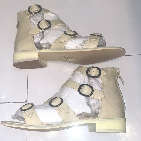 Journee Collection bone faux leather gladiator sandals. Back zip. Size 8.NWT/Box - Picture 6 of 7